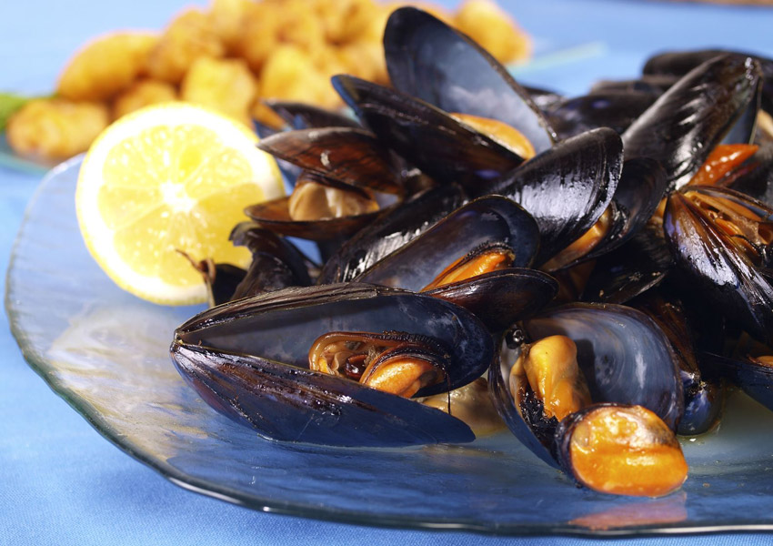 Steamed Mussels with Endive