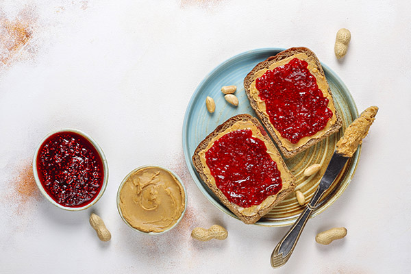 peanut-butter-sandwiches-toasts-with-raspberry-jam
